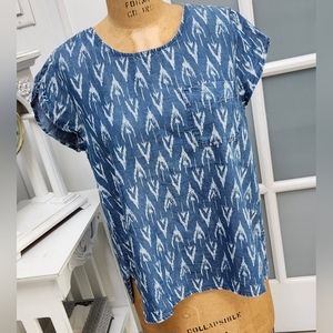 SAKS FIFTH AVENUE Pretty Printed Blue Chambray Short Sleeve Top EUC